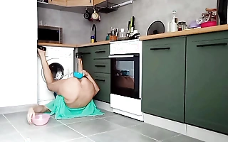 Slut mom cooking sramble eggs in will not hear of pussy be expeditious for breakfast
