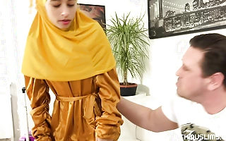 XXX babe in hijab gets discount in interchange for mad on every side