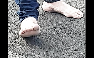 White Old lady barefoot with their way downcast white legs