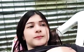 Mirando Netflix con mi hermanastra pero no pude evitar meter mi pene en su boca, casi nos descubren!!( CASERO REAL)